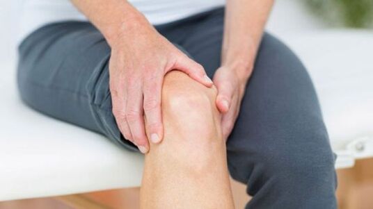 Bolest kolen je klíčovým příznakem osteoartrózy kolena