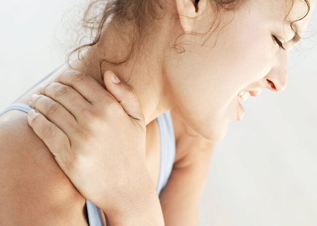 Silná bolest u ženy způsobená cervikální osteochondrózou