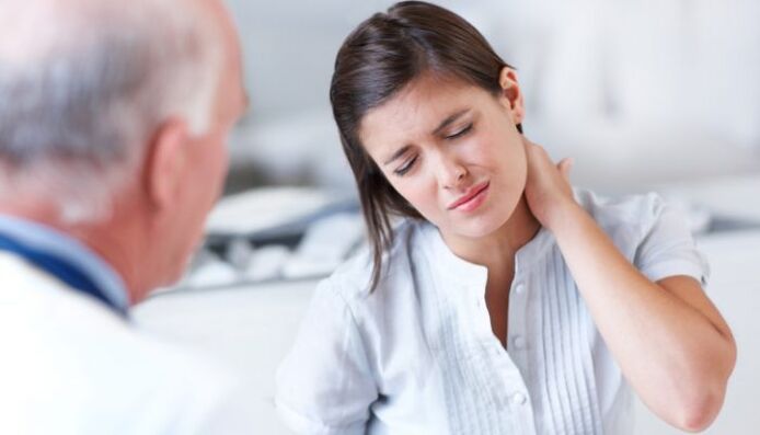 Pacient s příznaky cervikální osteochondrózy během konzultace s lékařem